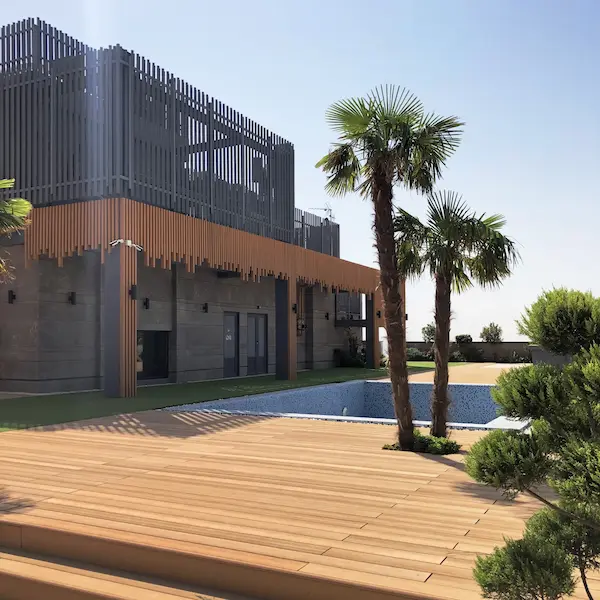 چوب پلاست در کنار استخر