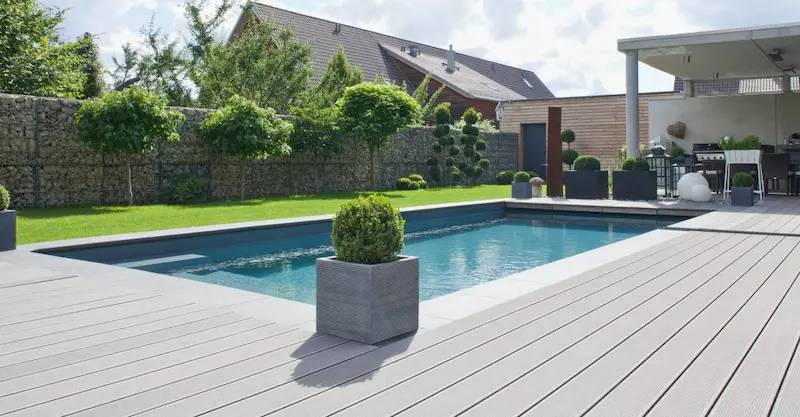 چوب پلاست دور استخر