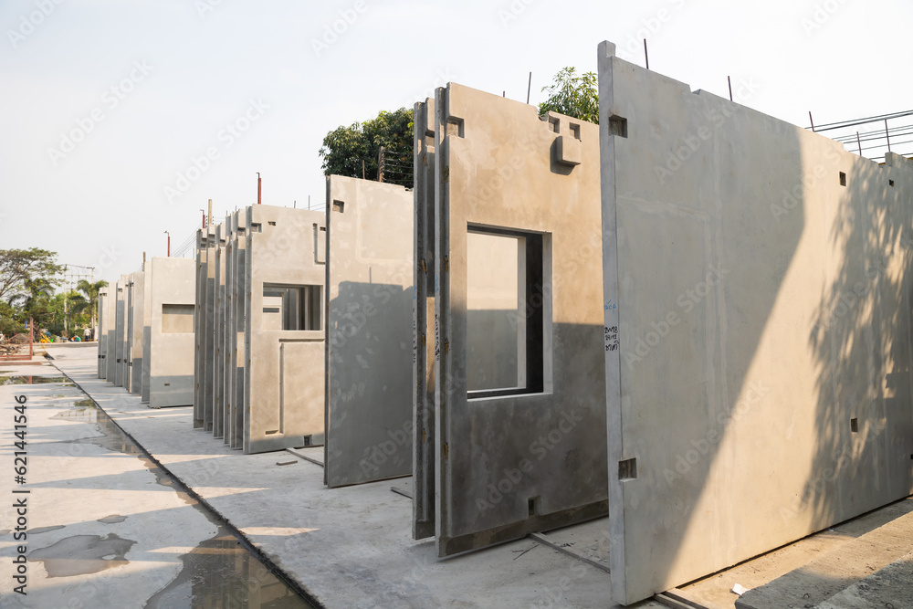 بازرسی کیفیت سطح دیوار پیشساخته توسط مهندس با ابزار تخصصی