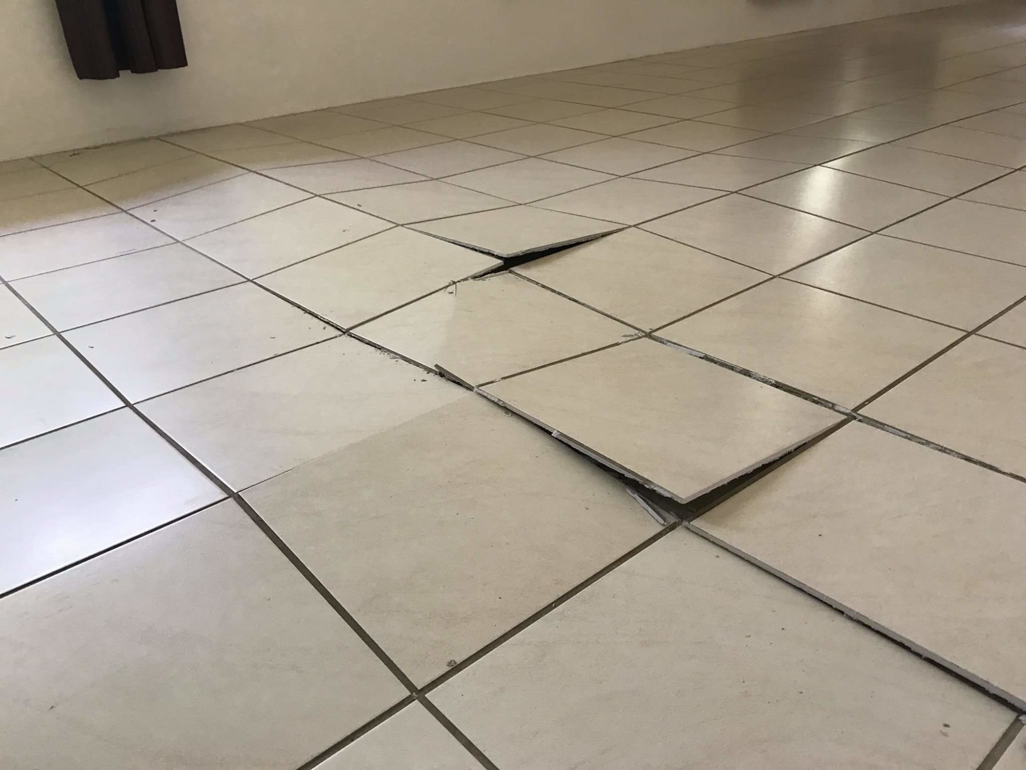 نمونهای از سنگ کف که بهدلیل استفاده از چسب نامناسب لق شده است
