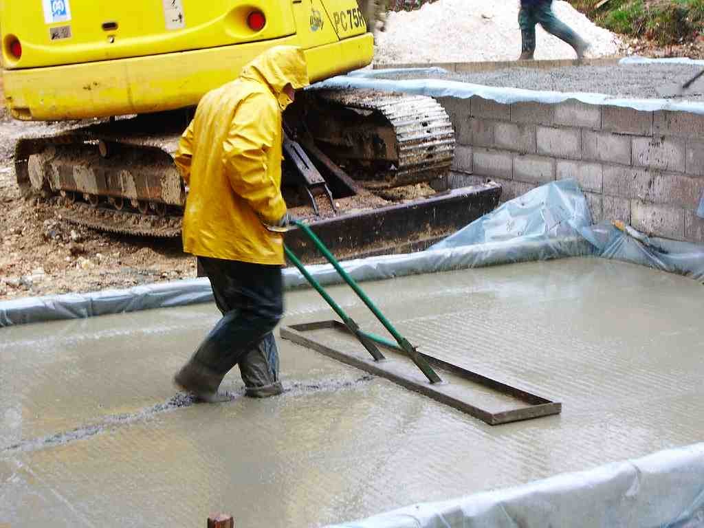 مینیمیکسر بسته در حین بتنریزی در هوای بارانی