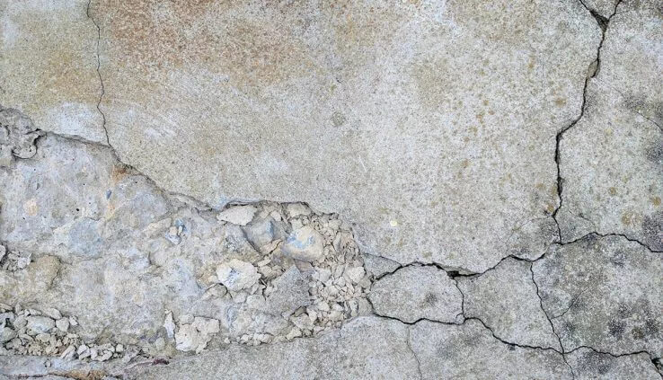 نحوه استفاده از ملات مرمت برای پر کردن ترکهای سطحی بتن