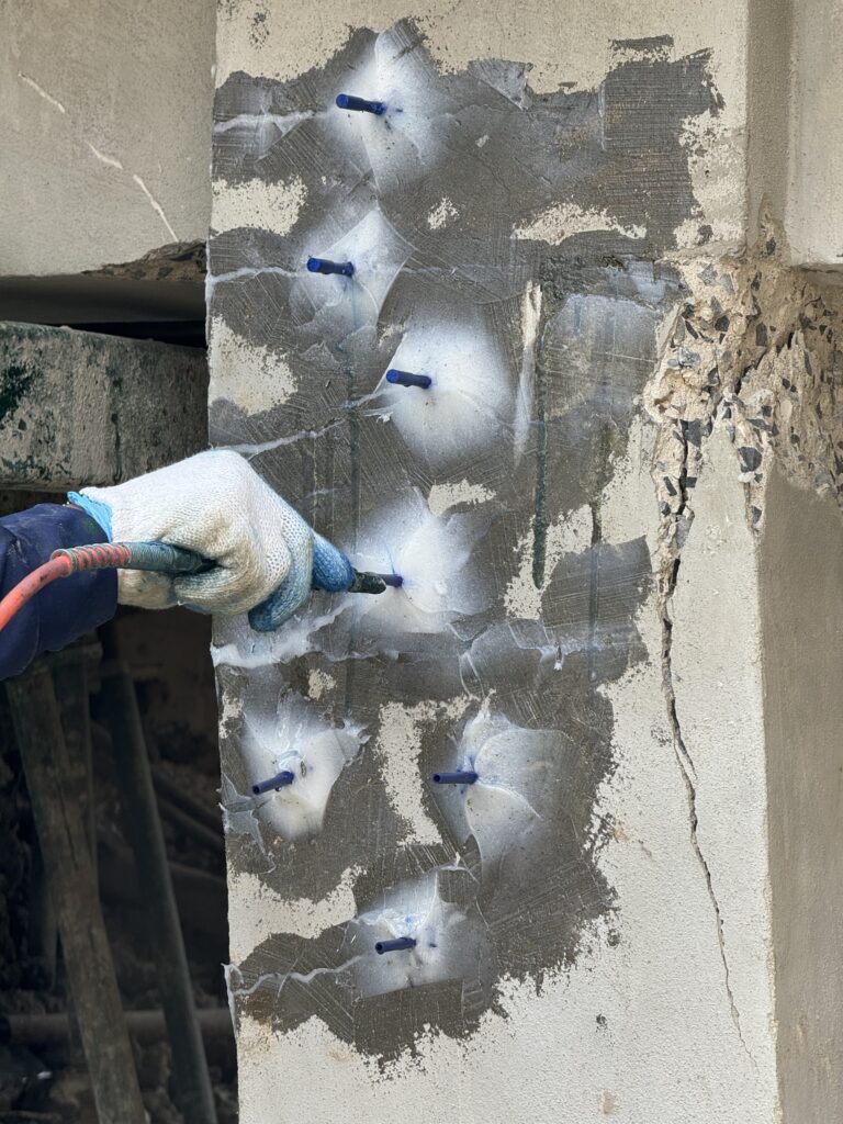 نصب پوشش فایبرگلاس بر روی ترکهای سازهای برای تقویت ساختار