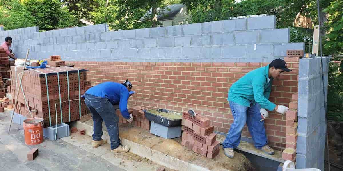 نقشهبرداری دقیق دیوارهای پیشساخته در یک پروژه ساختمانی مدرن