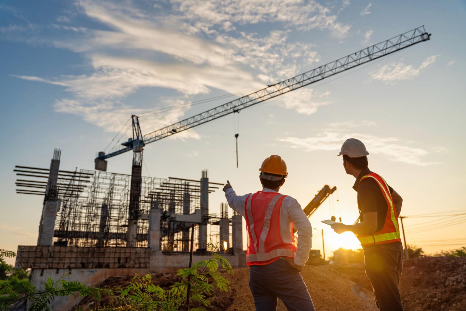 مهندسان ساخت و ساز در حال نظارت بر پیشرفت پروژه با استفاده از BIM