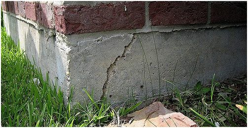 نمونهای از ترکهای افقی فونداسیون که نشاندهنده فشارهای جانبی خاک است