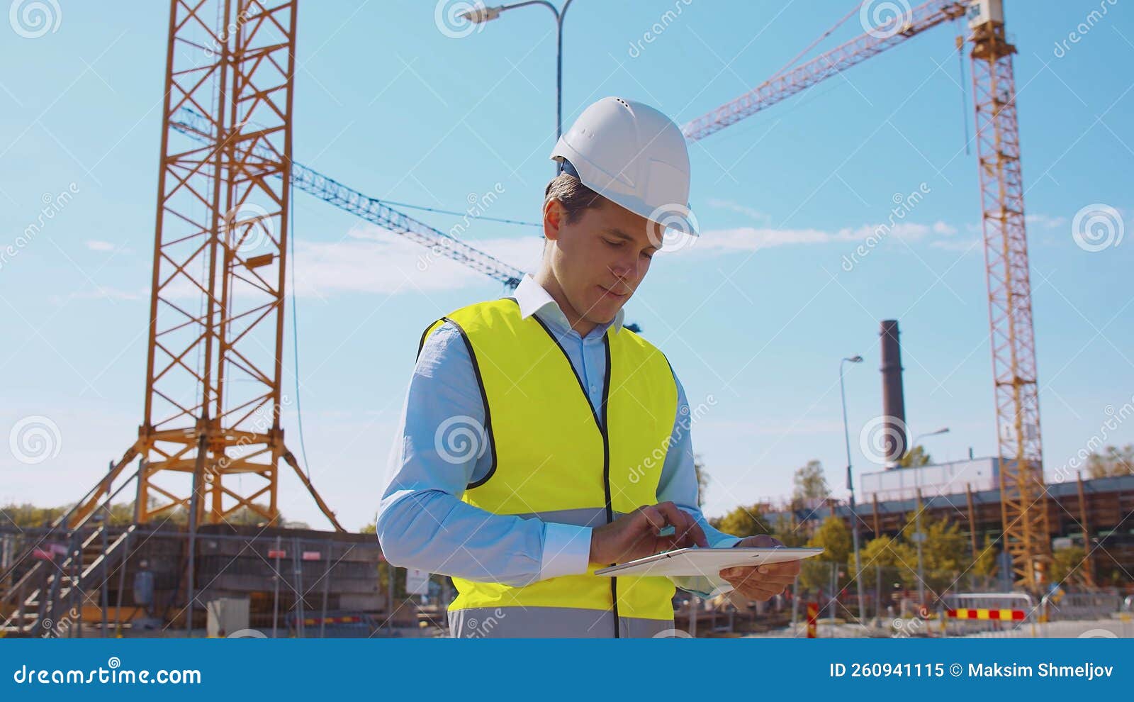 استادکار با کلاه ایمنی در سایت ساختمانی، نمایانگر مهارت فنی و ایمنی