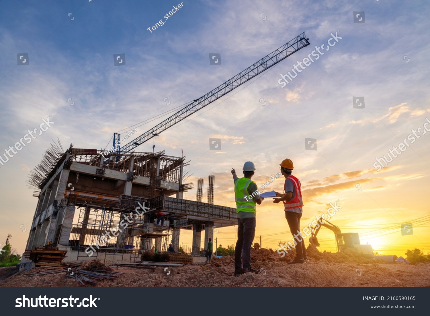 معمار و مهندس عمران در حال بررسی پروژه ساختوساز در سایت